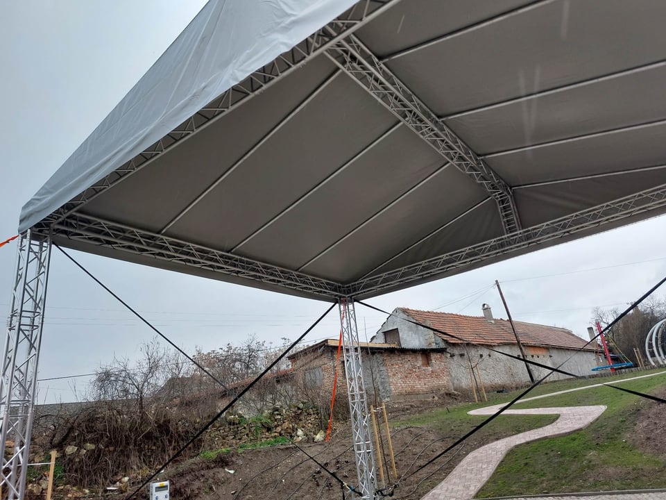 A TAF színpadfedés rácsos alumínium tetőszerkezete és ponyvája alulról