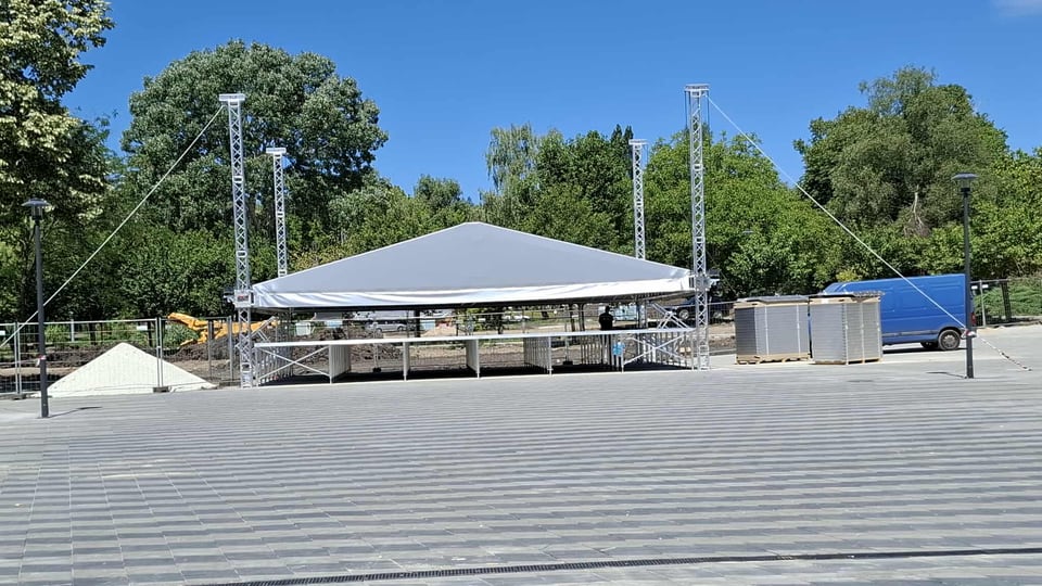 TAF ROOF 2 futókocsis színpadfedés TS3 színpaddal a Miskolci Egyetem új rendezvényterén, a kivitelezés idején
