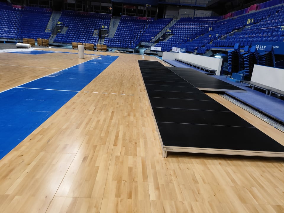 Alacsony lábas TS3 dobogósor a Steel Aréna pályája mellett