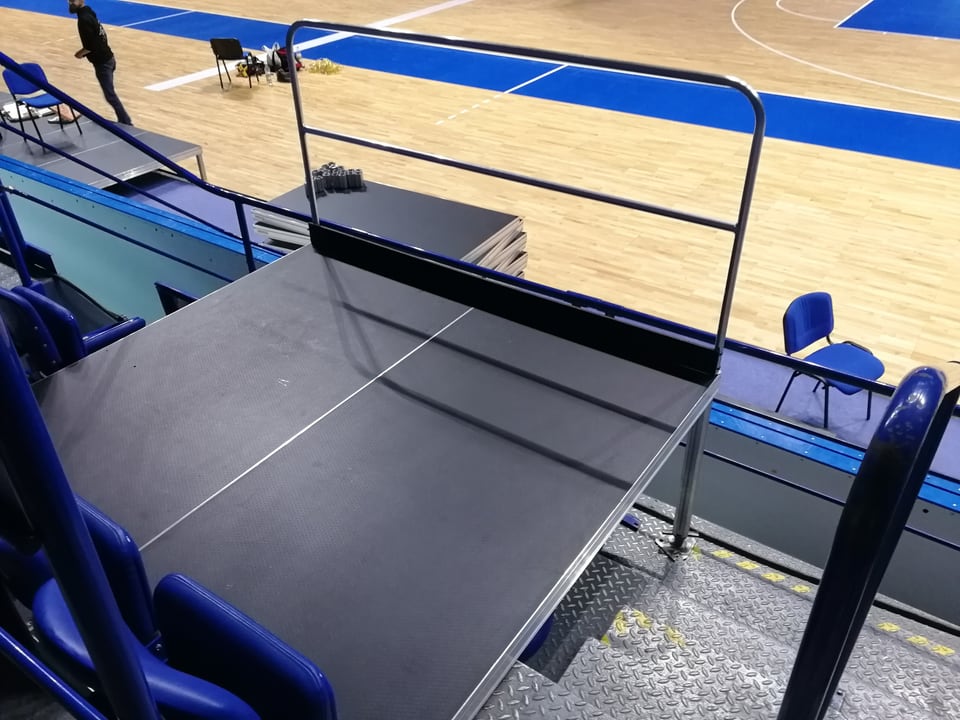 TS3 platform a lelátó szélén, a kézilabdapálya fölött, korláttal