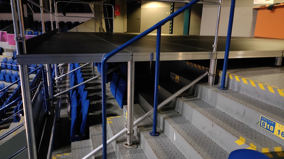Lelátólépcső fölé épített TS3 platform a kassai Steel Arénában, csőmerevítéssel és korláttal